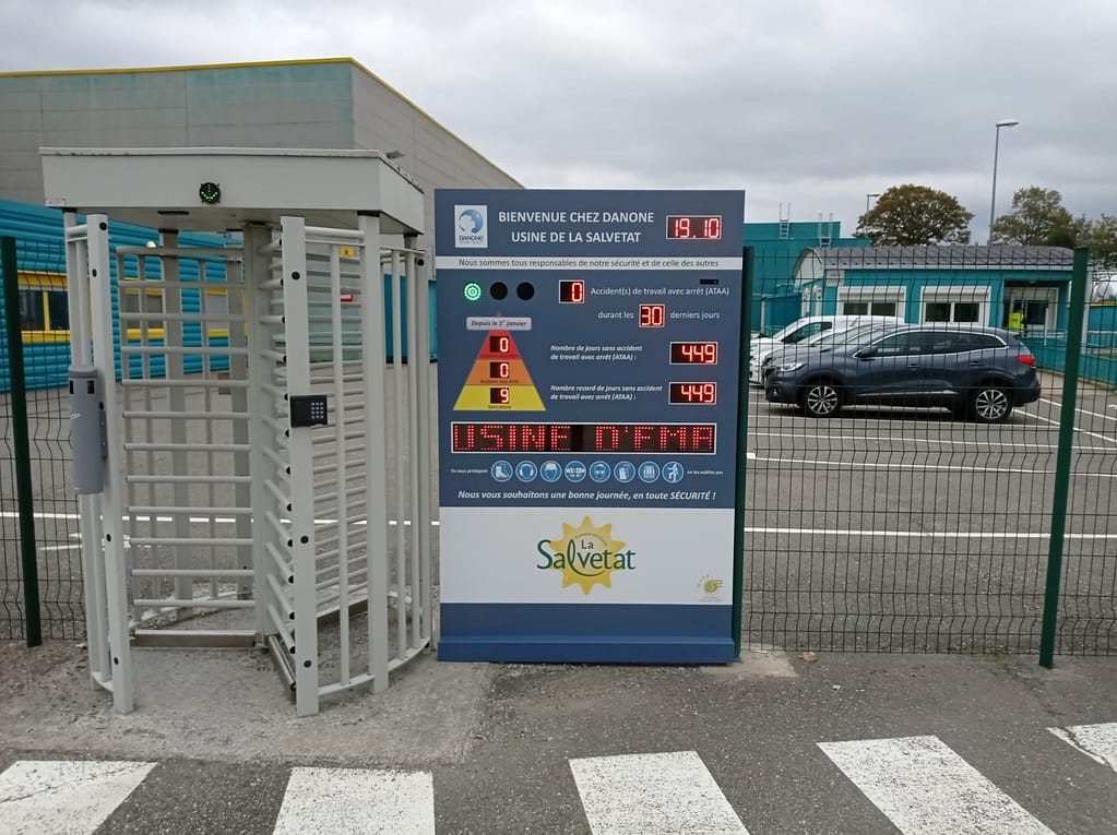 pylon reklamowy informacyjny